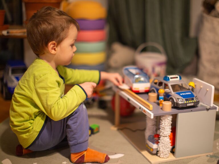Kind speelt met plastic speelgoed