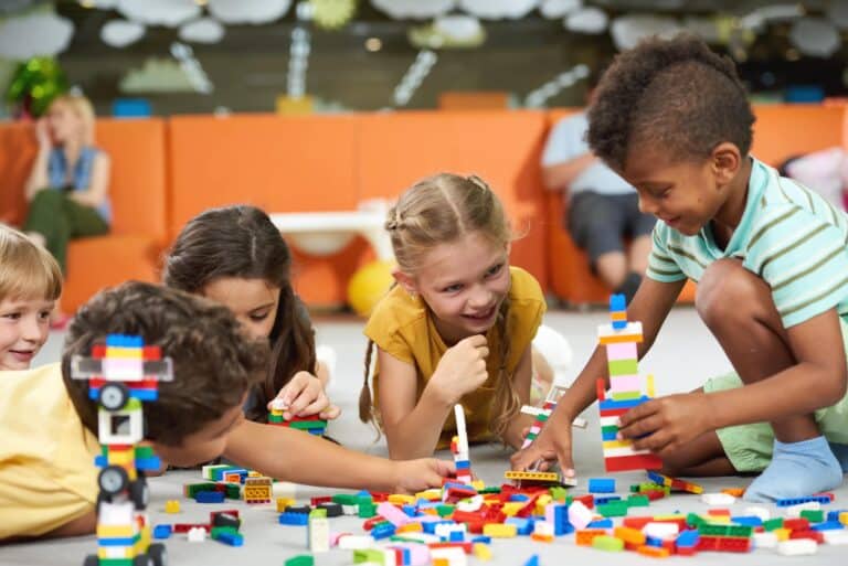 kinderen-spelen-met-speelgoed