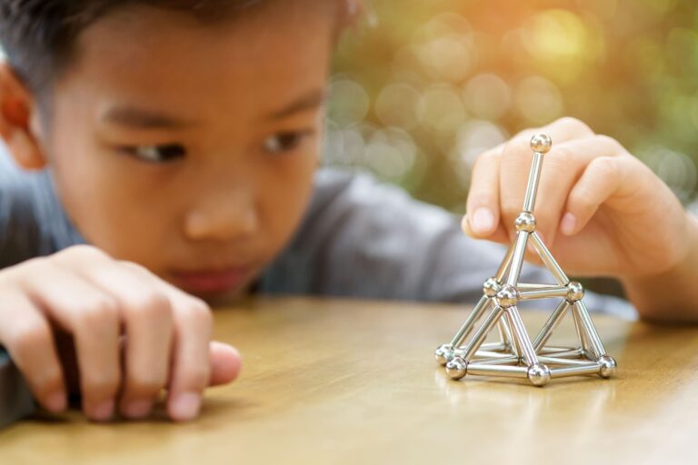 kind speelt met magneten