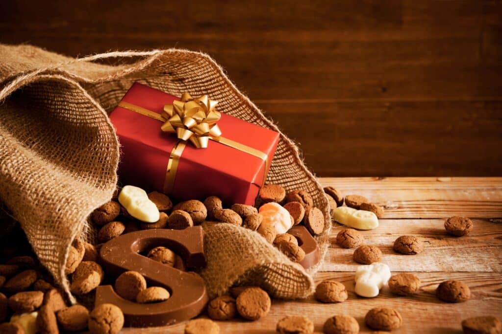 Sinterklaas speelgoed tussen kruidnoten en chocoladeletters in jutenzak