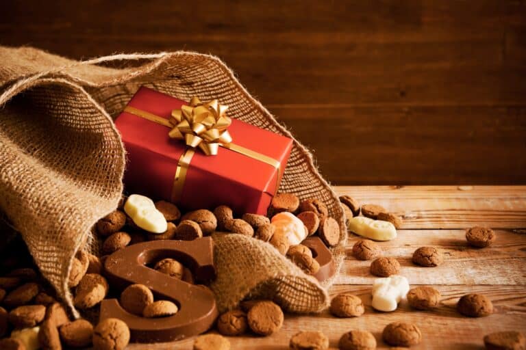 Sinterklaas speelgoed tussen kruidnoten en chocoladeletters in jutenzak