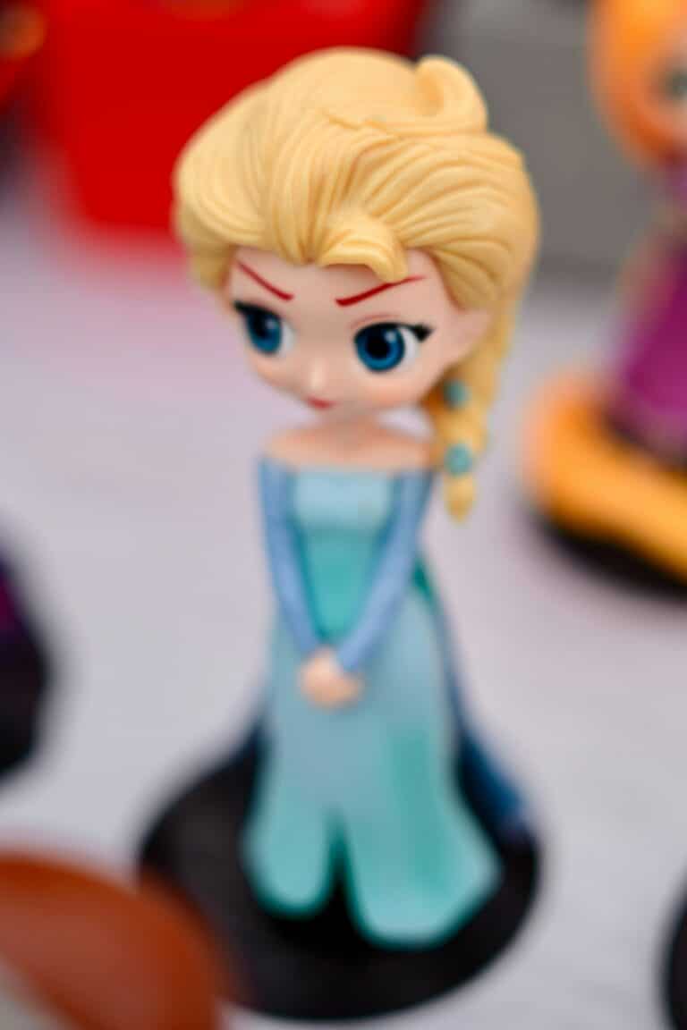 Frozen speelgoed 5 jaar toont een pop van Elsa met blond haar en blauwe jurk, scherp afgebeeld tegen een zachte achtergrond.