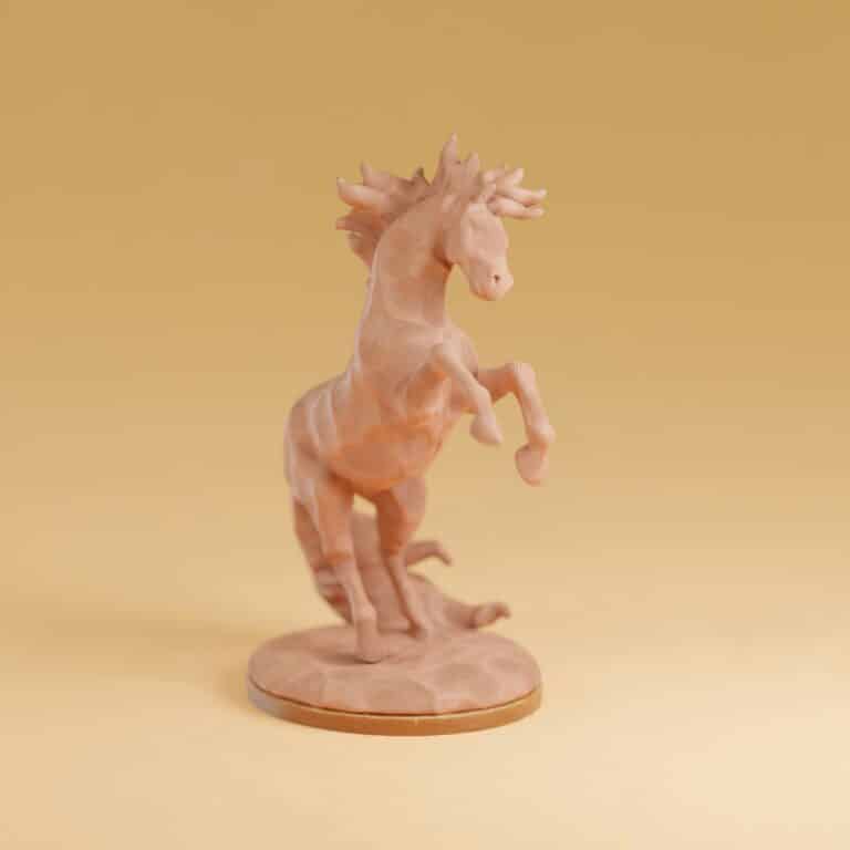 Paarden speelgoed 8 jaar toont een lichtroze paardenfiguur die steigert op een ronde voet tegen een egale achtergrond.