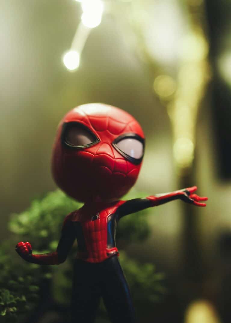 Spiderman speelgoed voor 4 jaar staat afgebeeld als speelfiguur in een groene omgeving met zacht en sfeervol licht.